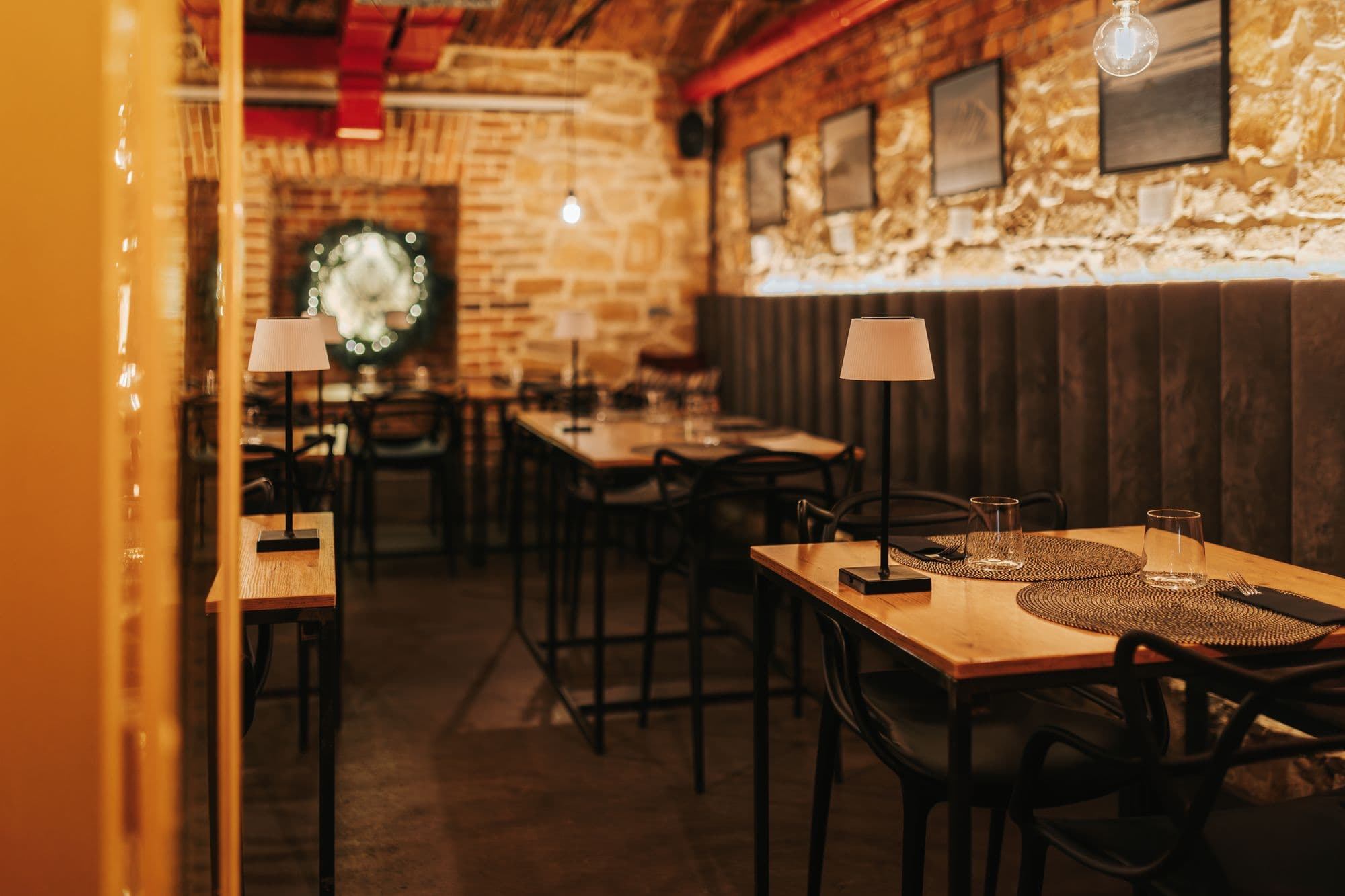 Pięknie podane danie w restauracji - sezonowe składniki